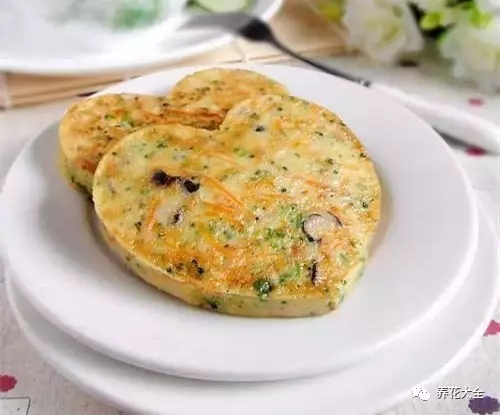 午饭的时候， 直接在菜地里摘下鲜嫩嫩的小蔬菜， 从鸡窝拿出热乎乎刚下的鸡蛋， 摊一锅香喷喷的小葱鸡蛋饼。4