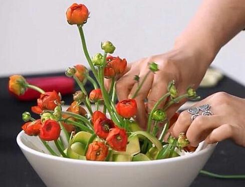 将花架的每一个部分插满