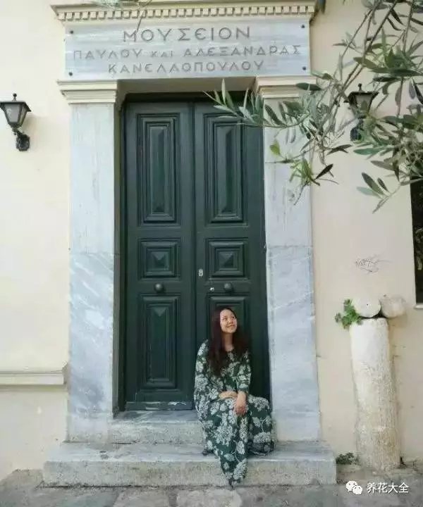 她选择做一个旅人。从青海到洱海，从国内到国外。也是在旅途中，她偶遇了她眷念一生的地方——丽江。