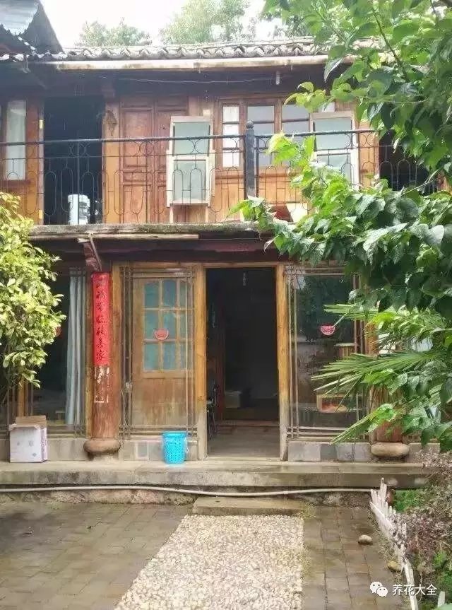 一天，他在游玩中邂逅了一处老宅子，她停下了脚步。虫蛀的旧木门、倾颓的瓦墙，院子里四处散落着杂物，桌椅上晾晒着被褥。