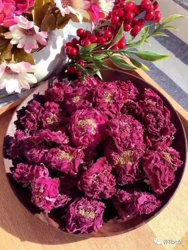 剪下几朵枯萎的玫瑰，晒干后取些许放于茶壶，让她在水中绽放清香。轻尝一口，回味绵长。