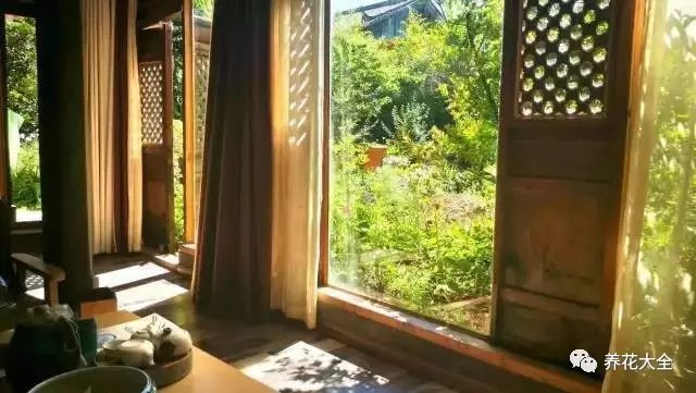 闲来无事时，小酌一杯，看时光流转，云卷云舒。