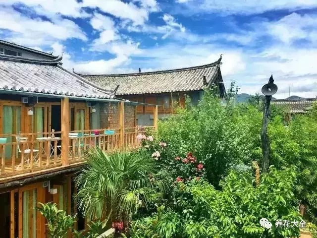 她在二楼搭建了长长的木质长廊，凭栏远眺，丽江美景尽收眼底。2